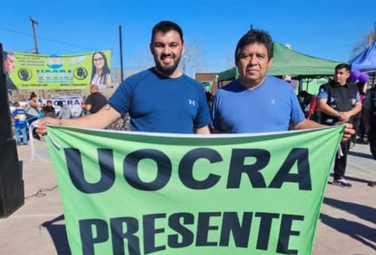 Niños y niñas participando en juegos y actividades al aire libre durante una celebración.