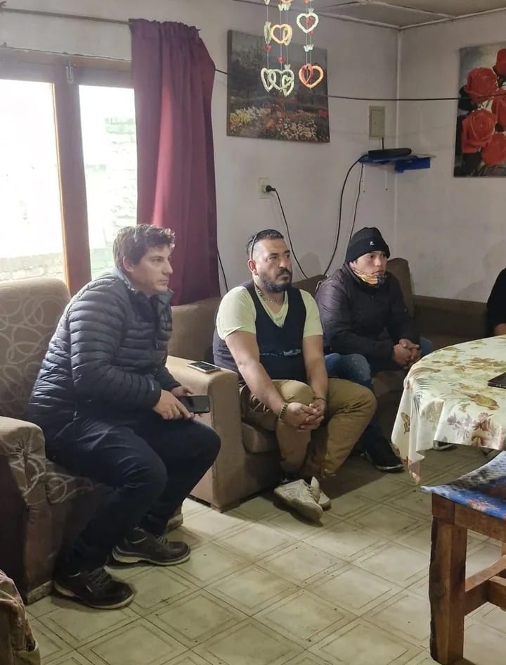 Referentes de UP reunidos con productores