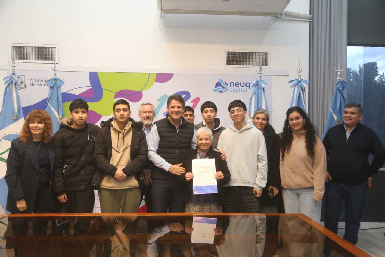 Entrega de escrituras a familias de Neuquén