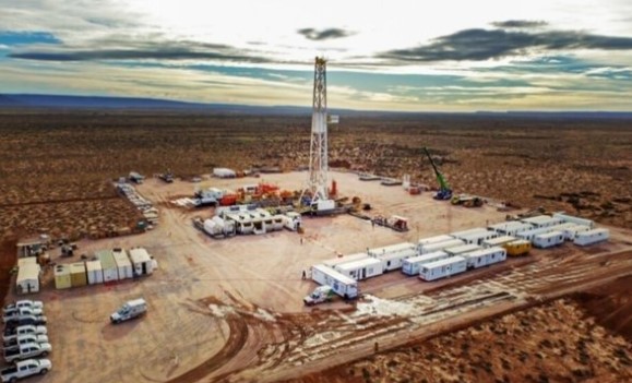 Producción de petróleo en Vaca Muerta con torres de perforación