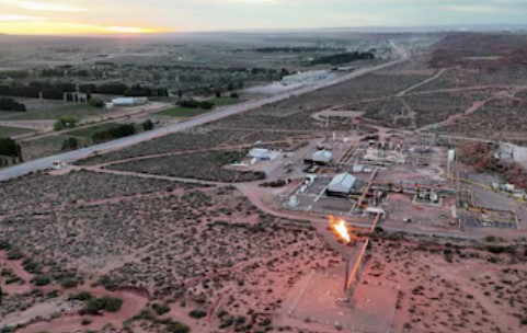 Panorámica de un yacimiento de Vaca Muerta con equipos de extracción