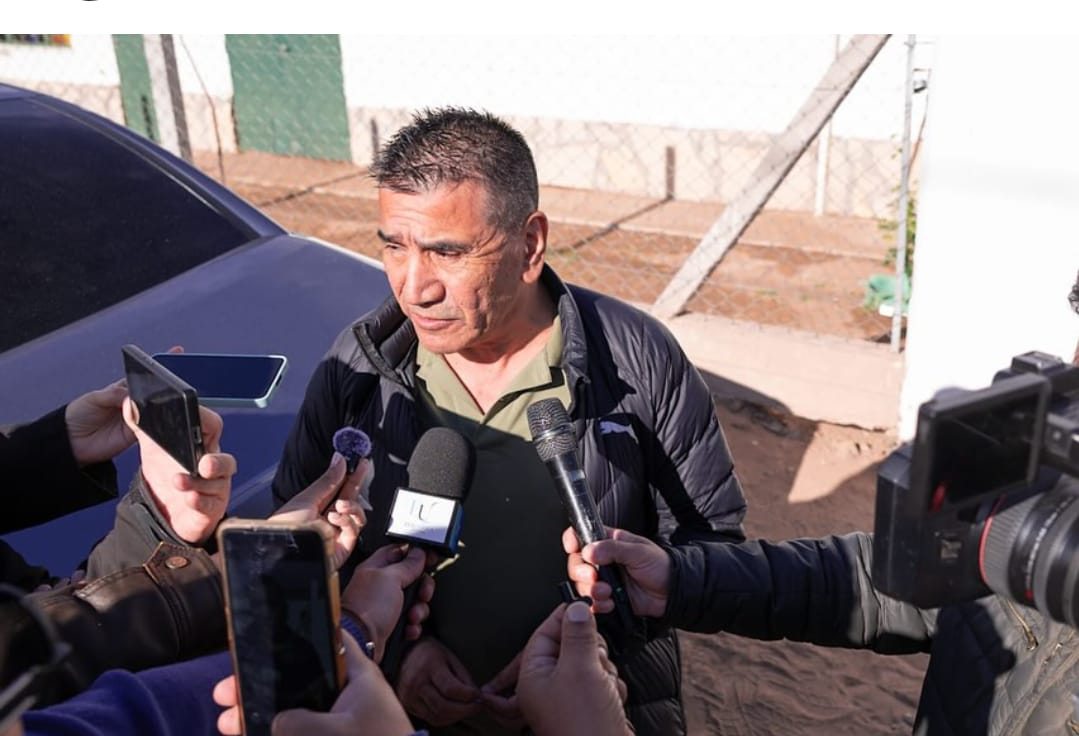 Fotografía del intendente Ramón Rioseco dialogando con periodistas y rodeado de micrófonos tras emitir su voto en Cutral Co.