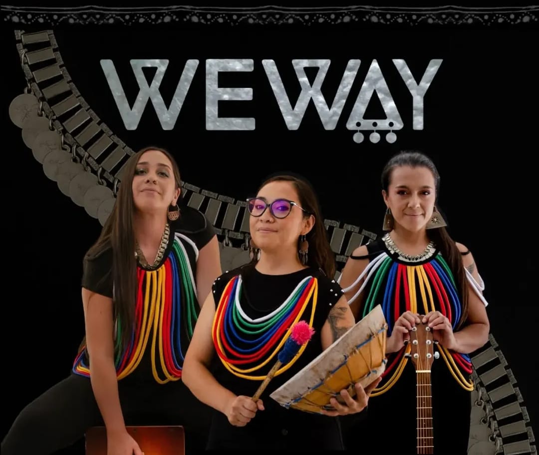 Las integrantes de WEWAY, Ivana Puel Catriel, Melisa Cabrapán Duarte y Yuliana Nahuel Paredes, en concierto.