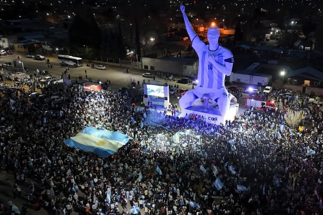 Hinchas celebran la clasificación de Argentina junto al monumento más grande del mundo dedicado a Lionel Messi en Cutral Co.