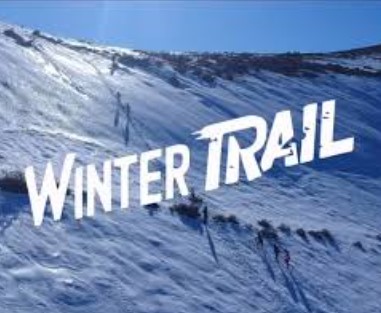 Corredores en el Winter Trail 2025 en Las Ovejas, con paisaje nevado.