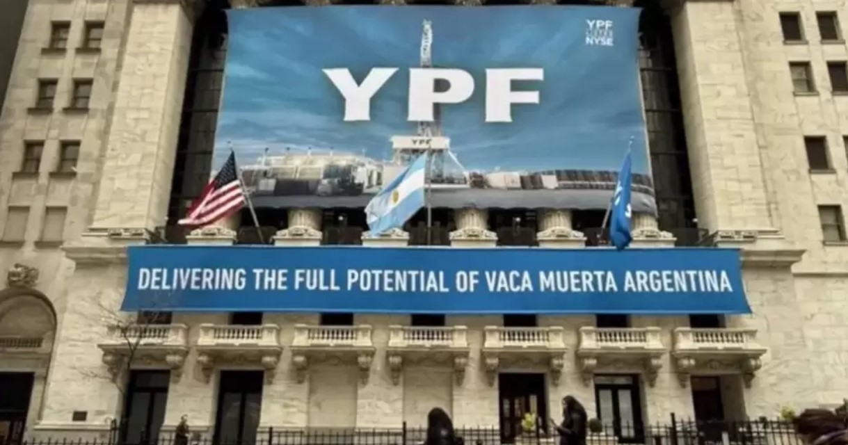 Torre de perforación en Vaca Muerta con logo de YPF de fondo o balanza de la justicia sobre documentos.