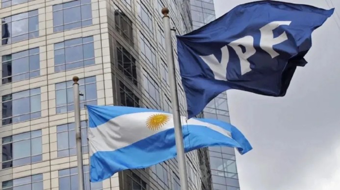 Gráfico de la bandera argentina y el logo de YPF sobre el edificio de la justicia en Nueva York.