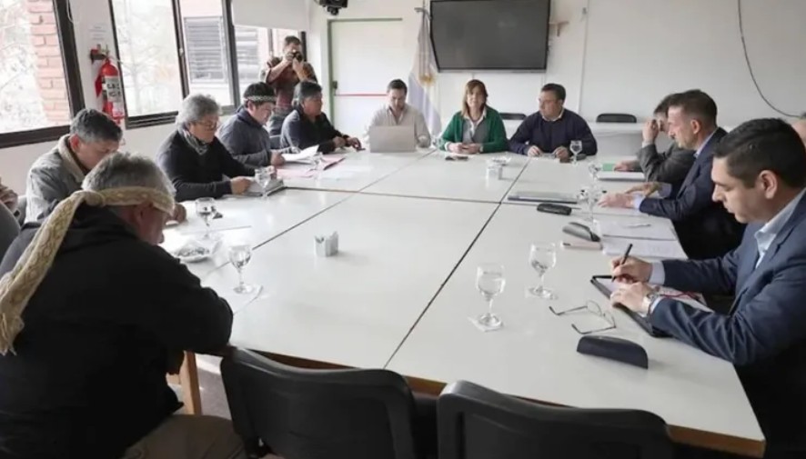 Reunión de comunidades mapuches con el gobierno provincial.